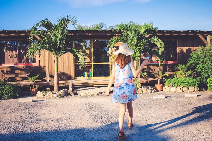 水色ニットコーデで可愛さアップ！合う色やアイテム別着こなし紹介！ | Lovely[ラブリー]のイメージ