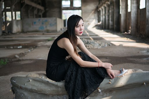 黒レーススカートコーデ15選！上品もカジュアルも叶う万能アイテム！ | Lovely[ラブリー]のイメージ