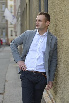 黒チノパンおすすめメンズコーデ特集！かっこいい着こなし方を徹底解説 | Lovely[ラブリー]のイメージ