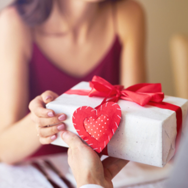 付き合った記念日は何する？男性の意見からプレゼントまで紹介！