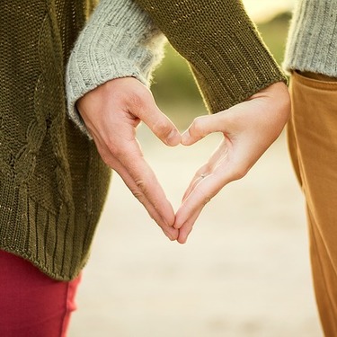 付き合う前に手をつなぐ男性心理とは？女性から手をつなぐのはあり？