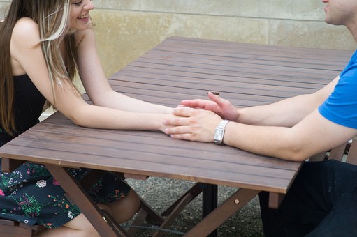 どうして手に触れてくるの…？気になる男性心理を徹底解説 | Lovely[ラブリー]のイメージ