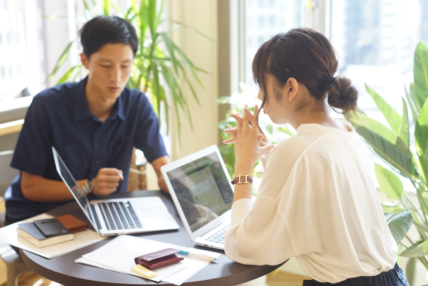 職場の気になる人にはゆっくりアプローチ!男性が脈ありか見極めようのイメージ