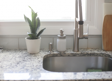 台所の掃除テクニック！シンクやコンロの汚れを徹底退治 | Lovely[ラブリー]のイメージ