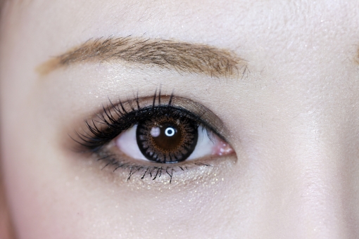 絆創膏で簡単に二重メイク♡コスパ最高のメイク術！ | Lovely[ラブリー]のイメージ