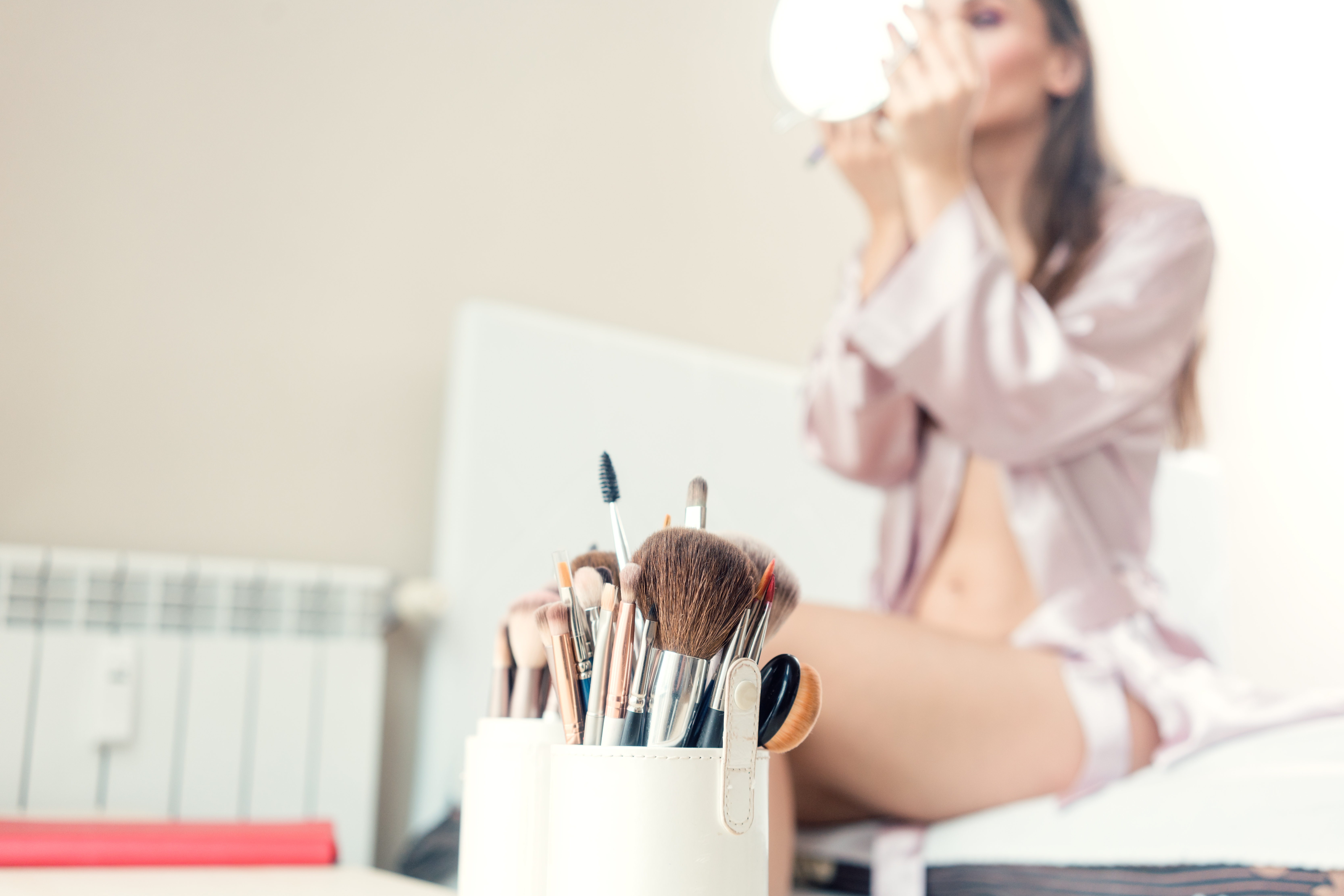 ハイライトの入れ方を徹底解説！小顔＆ツヤ肌に見せるメイク術とは？のイメージ