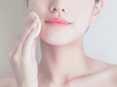 ベースメイクの正しい順番｜崩れないやり方やおすすめコスメを紹介 | Lovely[ラブリー]のイメージ