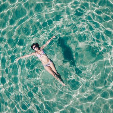比嘉愛未の水着ショットなど10選！様々な表情と私生活写真を集めた！