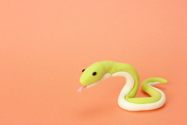 毒蛇の夢の意味13選｜噛まれる・蛇から逃げる・退治など【夢占い】	 | Lovely[ラブリー]のイメージ