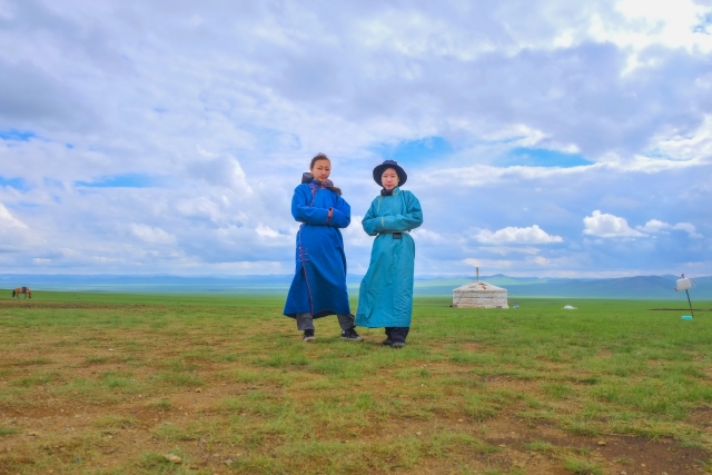 モンゴルの民族衣装の名前や小物をチェック！煌びやかでかわいい♡ | Lovely[ラブリー]のイメージ