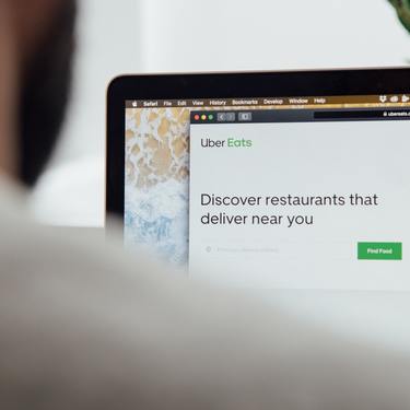 UberEats（ウーバーイーツ）の宅配料月額980円の定額制は5回以上でお得に？いつから申込可能？