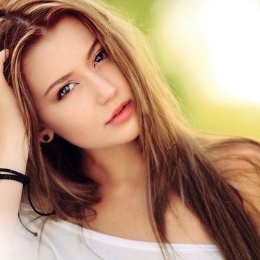 女性が髪をかきあげるときの心理とは？男性がドキッとするポイントも