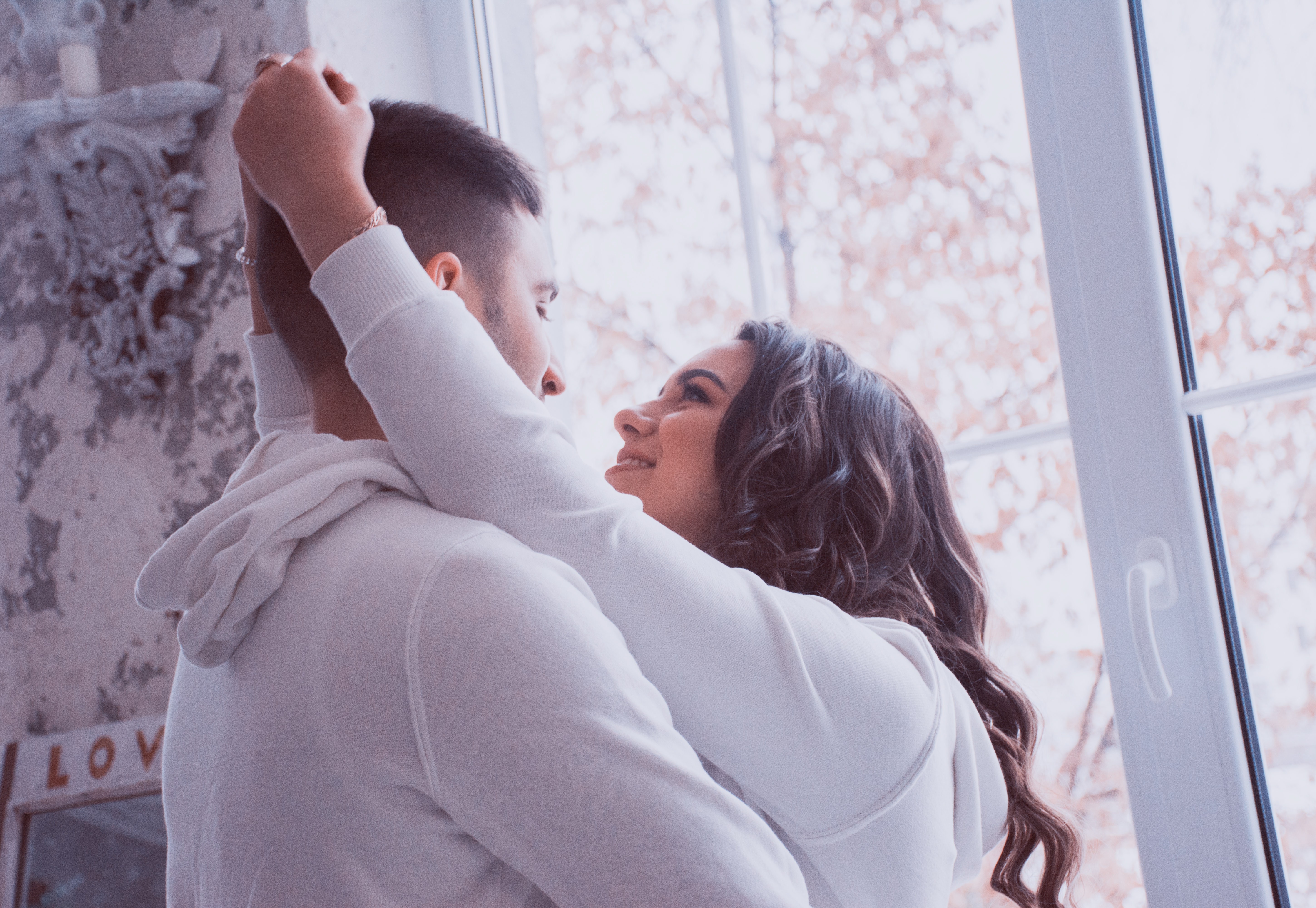 付き合ってない女性からハグされる理由は?ハグされた男性心理と抱き着く女性心理のイメージ