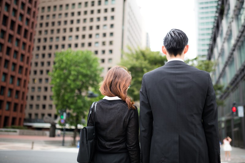 職場恋愛で年の差がある年上男性への効果的なアプローチ法と脈ありサインのイメージ
